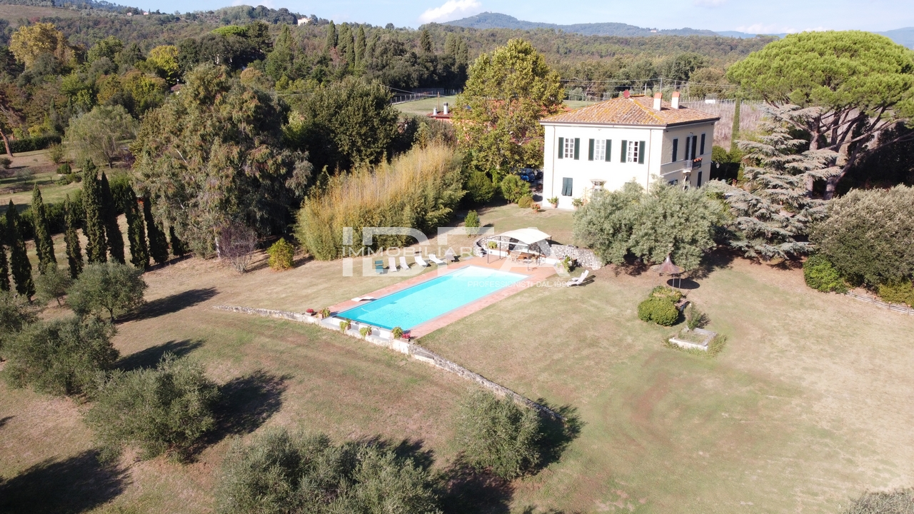 VILLA for SALE in Lucca countryside