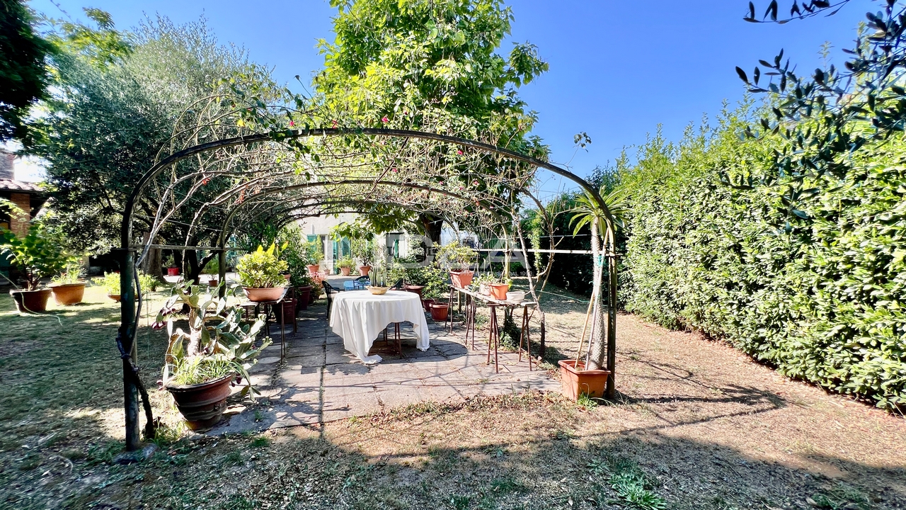COUNTRY COTTAGE for SALE in Capannori